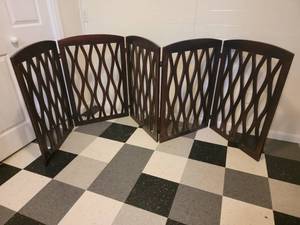 lot 142 image: Contemporary Baby Gate