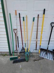 lot 150 image: Yard Warrior Tool Bundle