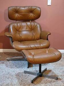 lot 4 image: Sophisticated Mid-Century Modern Eames Style Armchair  Ottoman