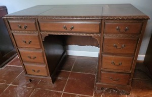 lot 53 image: Elegant Mahogany Study Desk