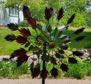 lot 96 image: Leafy Garden Dcor Windmill
