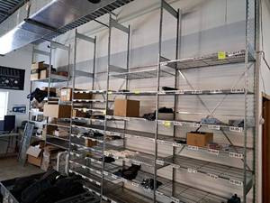 lot 1033 image: Metal Pallet Racking Shelving Unit 58-shelf 20x2x12 with Shelf Grates
