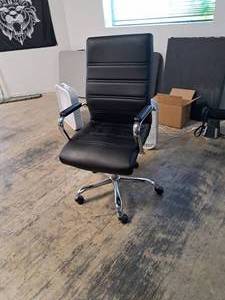 lot 1057 image: Rolling Office Arm Chair