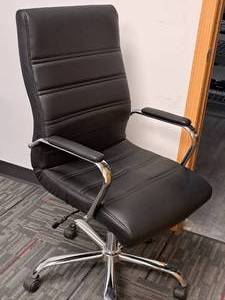 lot 1123 image: Rolling Office Arm Chair