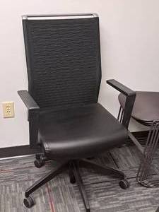 lot 1153 image: Adjustable Rolling Office Arm Chair