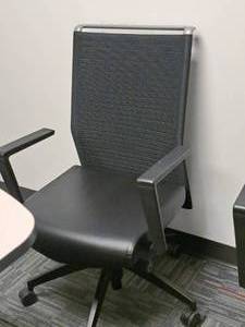 lot 1154 image: Adjustable Rolling Office Arm Chair