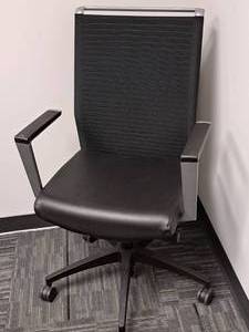 lot 1155 image: Adjustable Rolling Office Arm Chair