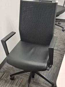 lot 1156 image: Adjustable Rolling Office Arm Chair