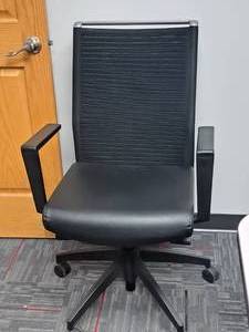 lot 1157 image: Adjustable Rolling Office Arm Chair