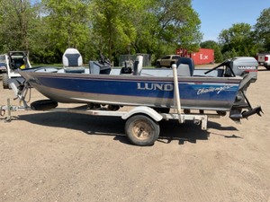 lot 3 image: 1990 Lund 1600 Challenger, Mariner Magnum 40hp Motor with Roller Trailer