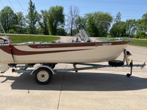 lot 2 image: 1980 Starcraft Boat, Johnson Seahorse 70 motor & Ez loader 4.8 Roller Trailer