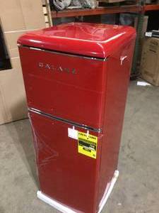 lot 5 image: Galanz 10.0 cu. ft. Retro Top Freezer Refrigerator with Dual Door True Freezer, Frost Free in Red Customer Returns See Pictures