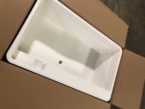 lot 9 image: BigTub Utilatub Combo 40 in. x 24 in. 33 in. Polypropylene Floor Mount Utility Tub with Pull-Out Faucet in White    Customer Returns See Pictures