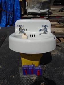 American Standard 1922 vintage porcelin sink. Nice used condition. As shown.