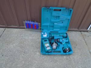 Makita 12 volt drill kit. Tested & works. As shown.