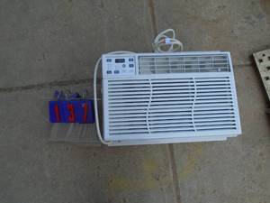 GE 6000 btu window air conditioner. Lightly used. Tested & works. As shown.