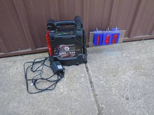 Matco 1700 Top Tech jump start with charger. Consignor brought in uncharged. As shown.