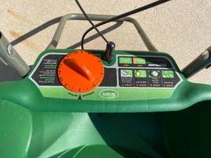 lot 50 image: Scotts Turf Builder Edge-Guard Fertilizer Spreader