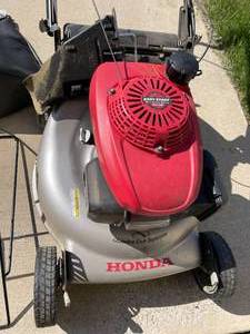lot 53 image: Honda Quadra Cut Easy Start Lawn Mower Gcv160