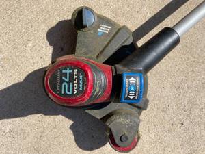 lot 54 image: Toro Rechargeable Lithium 24 Volt Weed Whip