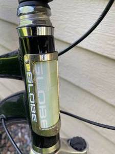 lot 63 image: Globe 21 Speed Womens Bike With Mongoose Helmet