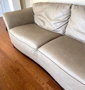 lot 7 image: Beautiful Natuzzi Leather Sofa