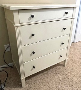lot 49 image: Crate and Barrel 4 Drawer Dresser