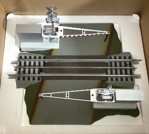 lot 89 image: Lionel Fastrack 6-12062 Grade Crossing with Gates and Flashers