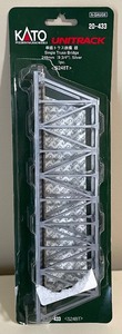lot 128 image: Kato Unitrack Single Truss Bridge and EMD SD70ACe Engine