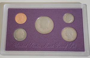 lot 121 image: 1989 United States Mint Proof Set with Certificate of Authenticity