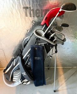 lot 103 image: Mizuno Aerolite 29 Golf Bag with Assorted Taylor Made Golf Clubs