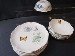 lot 32 image: Lenox Butterfly Plates, Bowls, Mugs