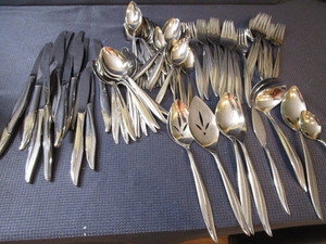 lot 34 image: Oneida Stainless Tableware