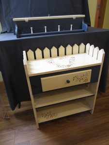 lot 51 image: Garden Themed Table & Shelf