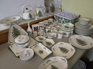 lot 64 image: SPODE Christmas Dinnerware - Large Quantity