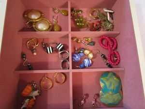 lot 68 image: Pierced Earrings