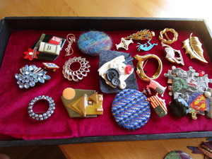 lot 73 image: Brooches