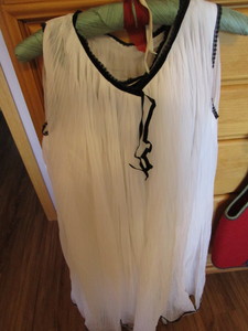 lot 75 image: Nightwear