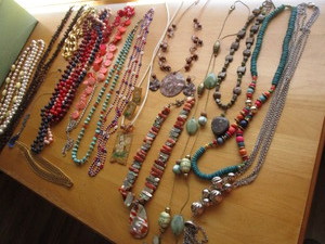 lot 80 image: Costume Jewelry - Necklaces