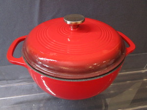 lot 92 image: Lodge Dutch Oven