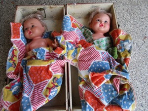 lot 110 image: Doll Trunk & Dolls