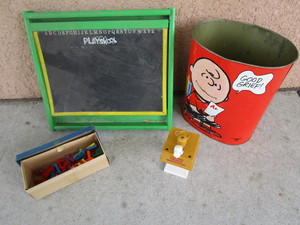 lot 147 image: Snoopy Can, Chalk  Peg Board