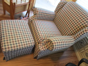 lot 11 image: Flexsteel Chair & Ottoman