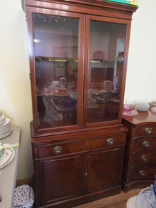 lot 19 image: Drexel Duncan Phyfe Hutch