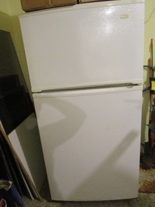 lot 14 image: Magic Chef Refrigerator