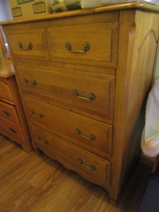 lot 10 image: Four Drawer Dresser