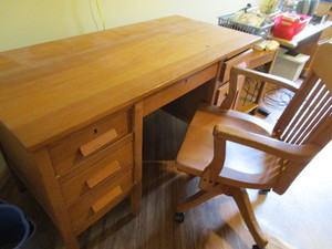 lot 3 image: Oak Desk & Chair