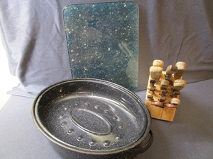 lot 192 image: Roaster, Cutting Board, Knife Block