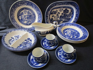 lot 206 image: Blue Willow China Pieces