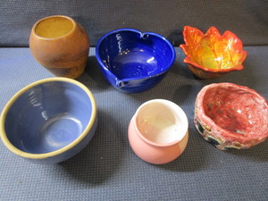 lot 235 image: Pottery Small Dishes